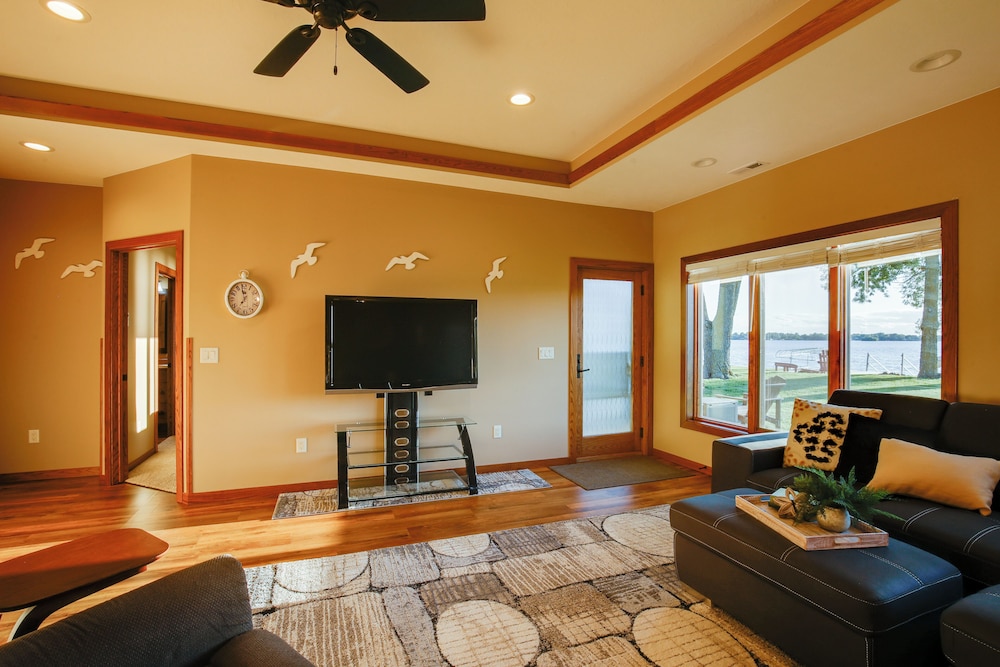 Game Room + Views: Family Retreat on Silver Lake