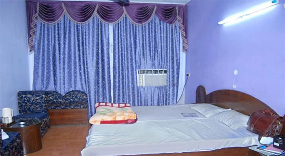 Goroomgo Hotel Manglam Kanpur view 2