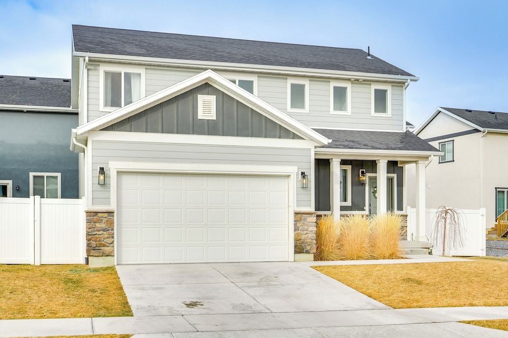 4 Mi to Zions Bank Stadium: Sleek Herriman Retreat