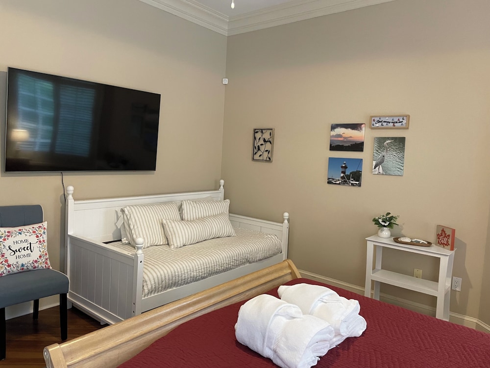 Luxury, Stunning 6 Bedroom Home with Saltwater Pool on the Beach