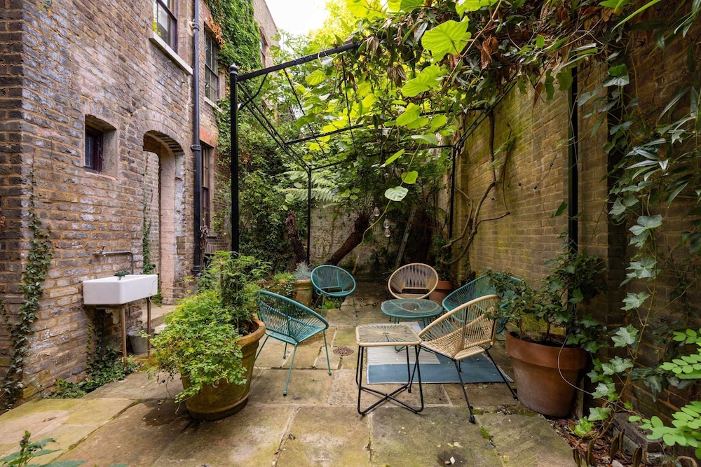 Extraordinary Grade Ii-listed Early Georgian Home