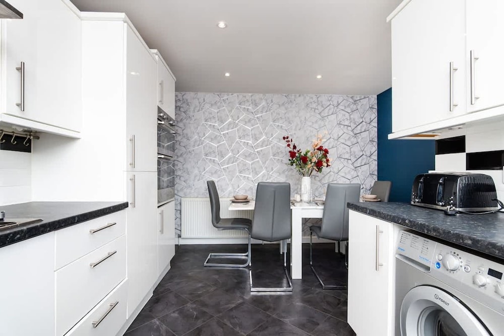 2 Bedroom House-free Parking