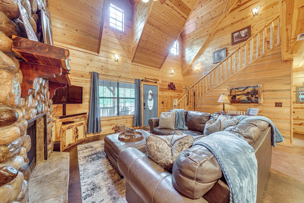 Hot Tub + Game Room: Family Retreat in Broken Bow