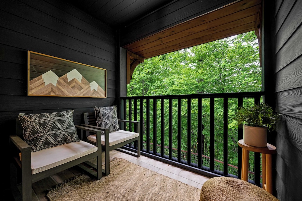 Indoor Heated Pool, Game Room, Hot Tub, Firepits & Spacious Lodge Perfect for Families, Groups & Friends 2 Firefly Mountain Suites by Avantstay