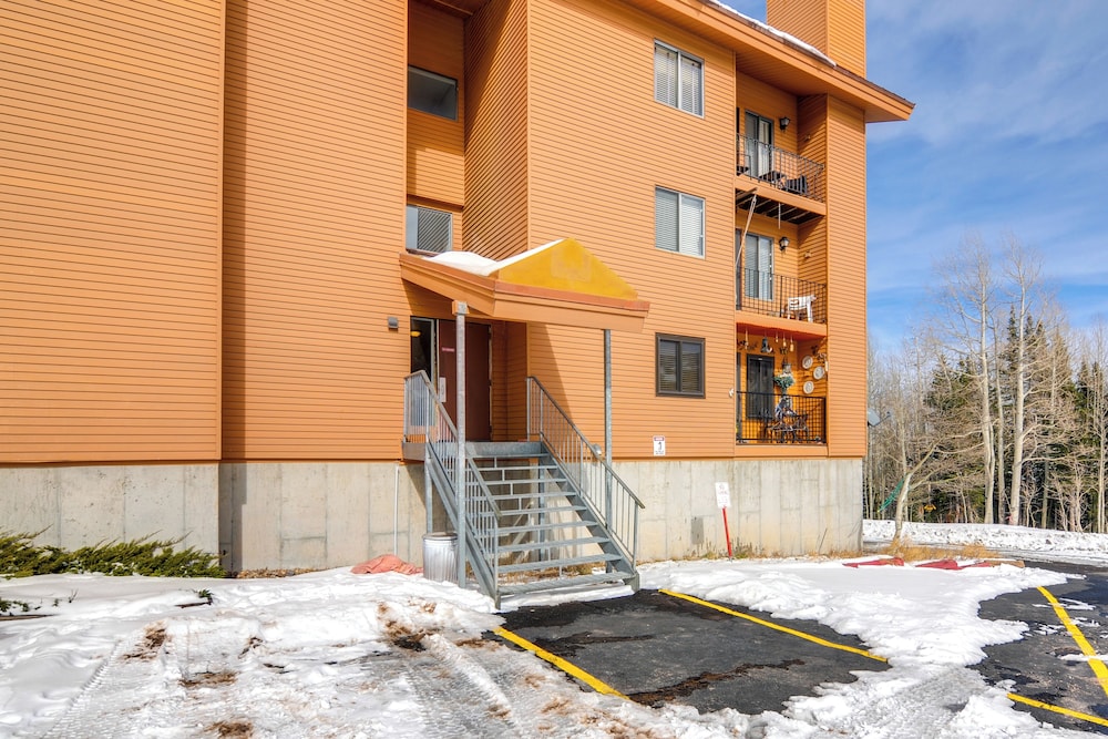 Walk to Brian Head Resort: Condo w/ Pool Access!