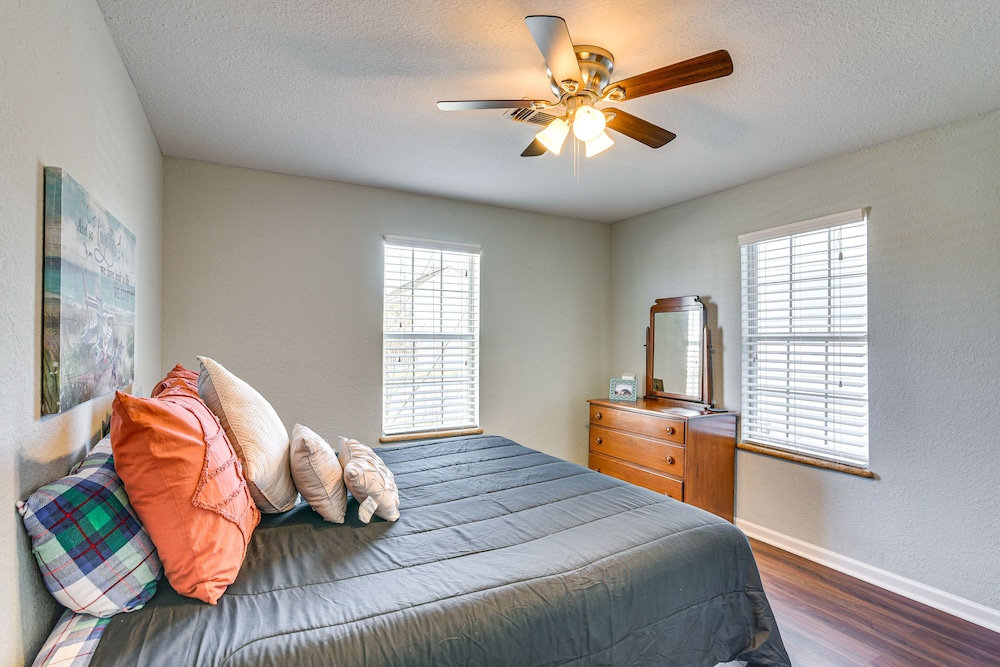 Convenient Galveston Home < 1 Mi to Beach!