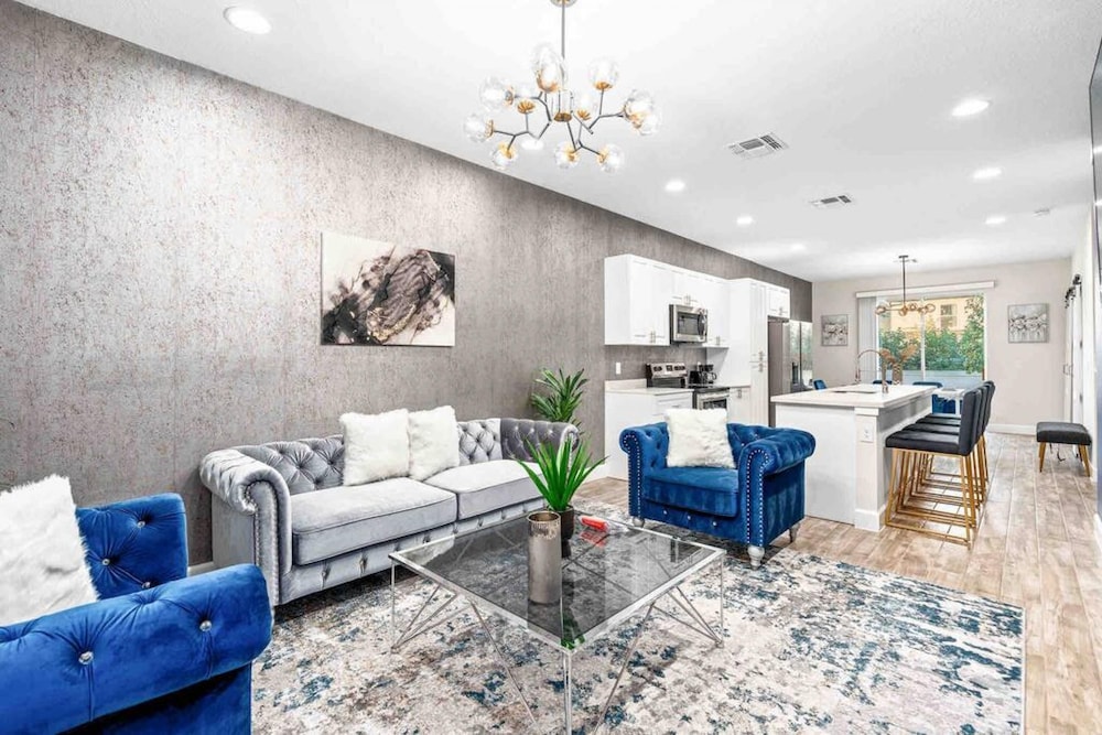 Super Epic- Sleeps 32 TWO Separate Townhomes