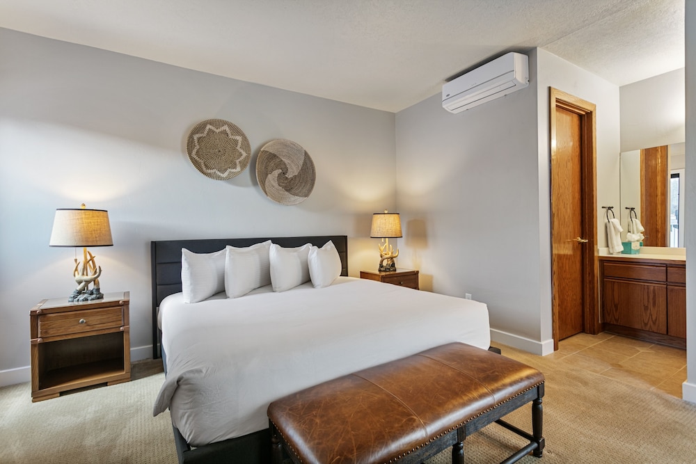 1207 - Four Bedroom with Spa Pinnacle 4 Condo