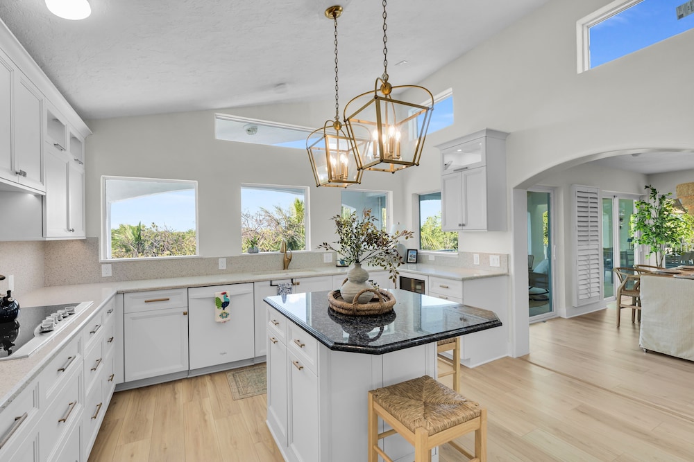 New Listing! Reel Joy Waterfront Luxe With Pool And Private Dock 4 Bedroom Home
