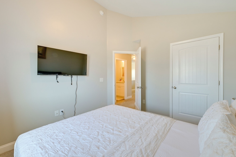 6 Mi to PNC Music Pavilion: Concord Townhome