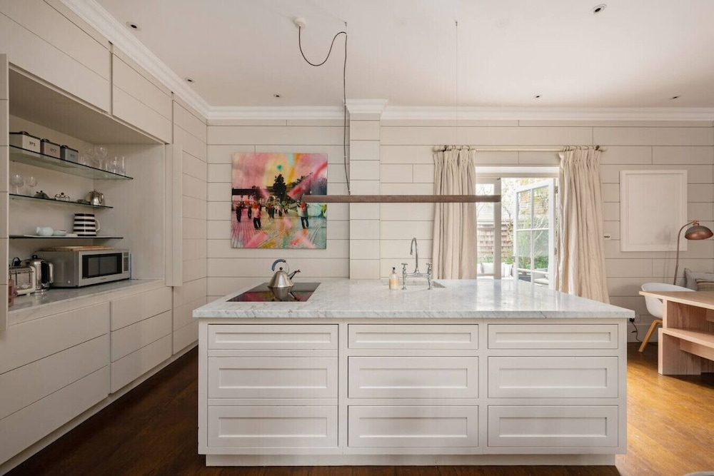 3-bed Home w Private Parking Fairytale Garden