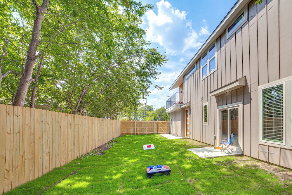 3 Mi to Dtwn Dallas: Pet-friendly Retreat w/ Yard