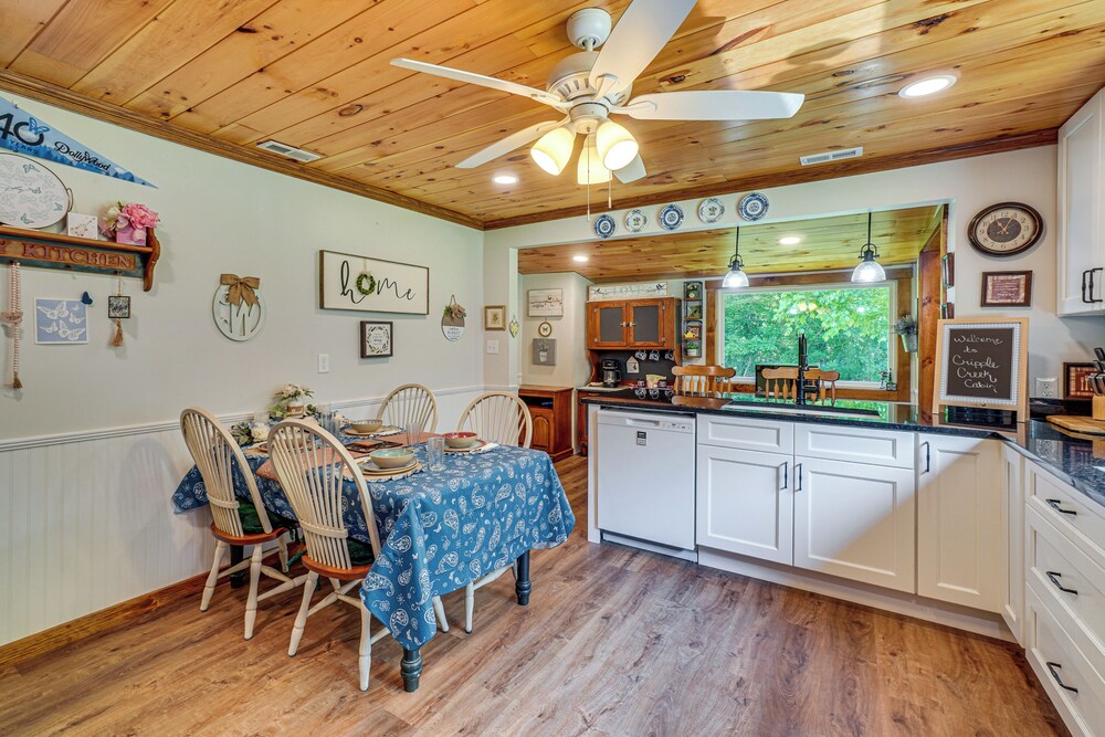 Riverfront Cabin - 6 Mi to Great Smoky Mtns NP!