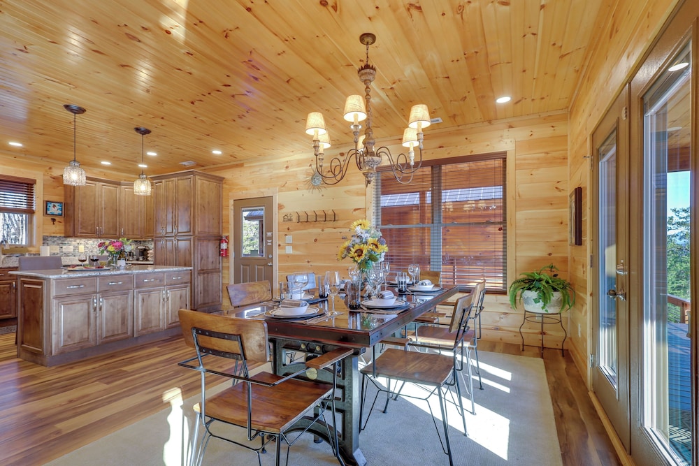 Majestic Mountain Views: Sevierville Escape!
