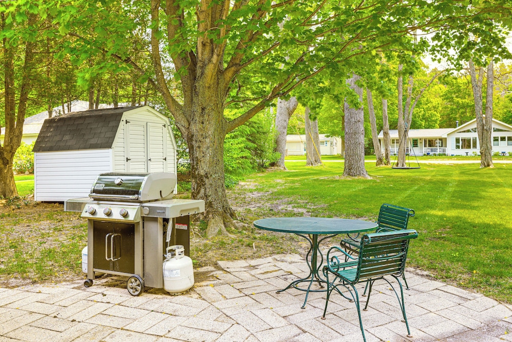 Autumn Escape on Glen Lake: Waterfront Cottage!