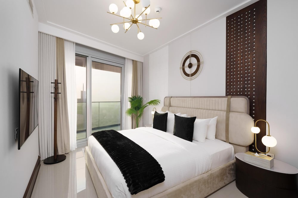 Ultra Chic High-floor Apt w Direct Burj Khalifa Fountains Views