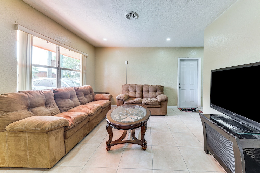 3 Mi to Dania Beach Pier: Convenient Apartment!