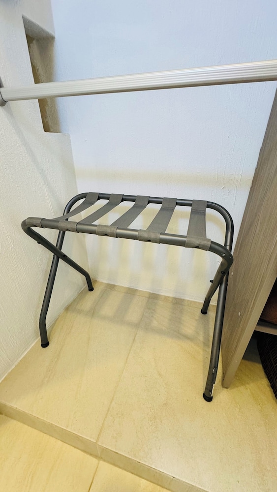 Modern 1 Bedroom Guesthouse - Free Bikes - Huge Patio - Gym - Pickleball Court