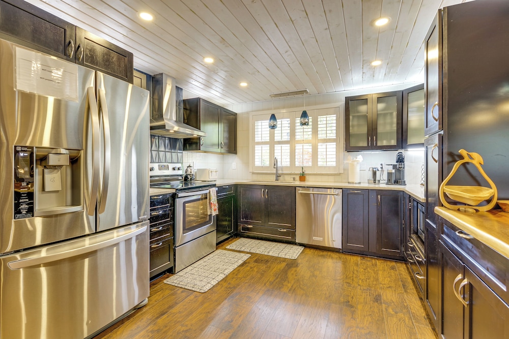 Family Retreat w/ Hot Tub & Game Room in Everett!