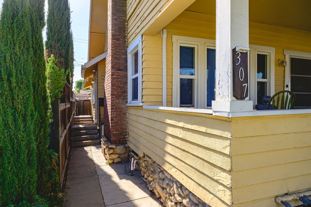 Comfortable Home Near LA With Full Kitchen Laundry