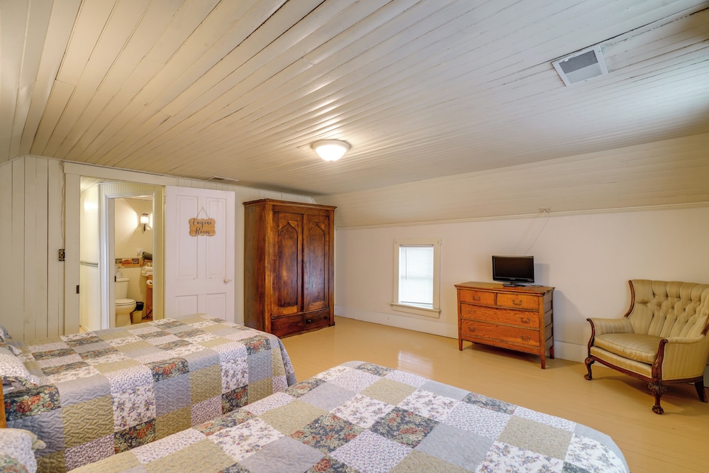Spacious Owensville Getaway w/ Winery On-site! view 5