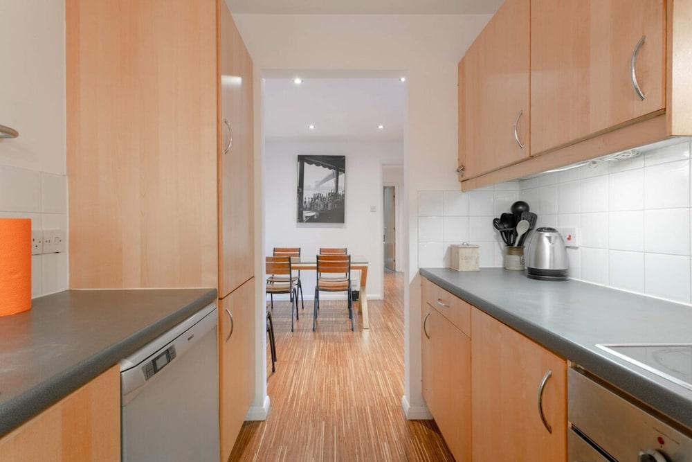 A Spacious 2 Bedroom Apartment In Aldgate East