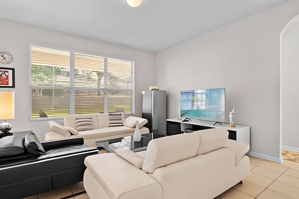 Windsor Hills 5BR 5min to Disney + Pool