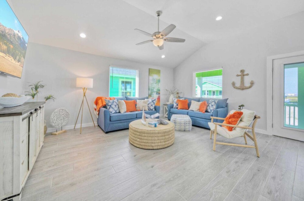 Sleeps 21, 2 Homes Private Pool, Patio Lounge w/ Fire Pit, Bar, TV, & Games