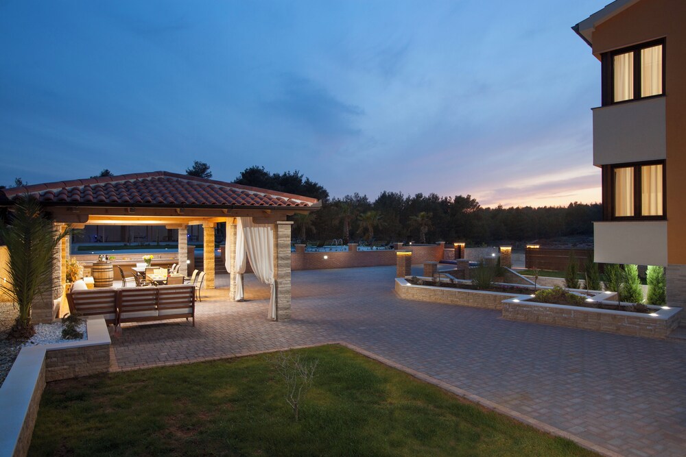 Malibu Grand Royale – Luxury Group Villa