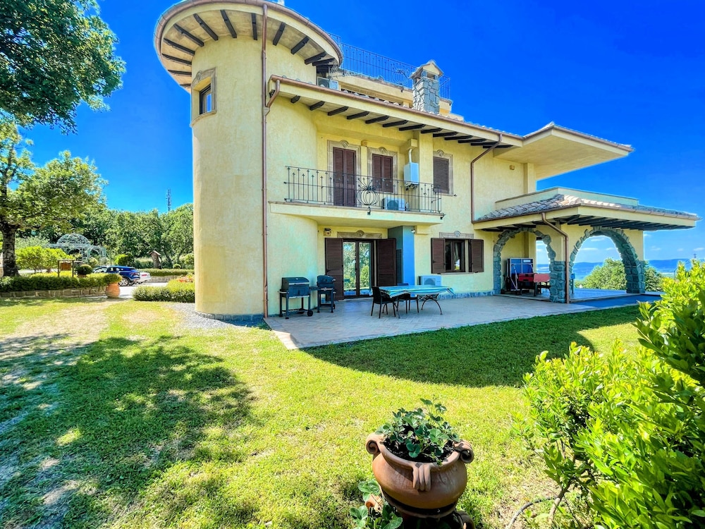 Charming Villa in Umbria - Sleeps 16 - Lake View - Pool, Jacuzzi and Events Room
