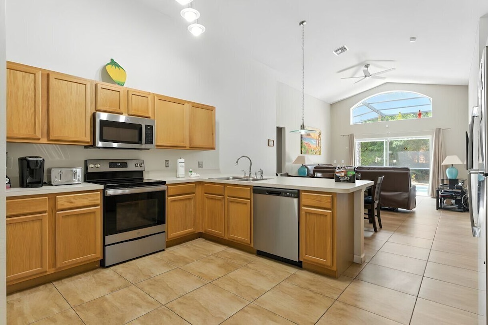 Cozy 4BR Villa w/ Priv Pool Lake Berkley Resort