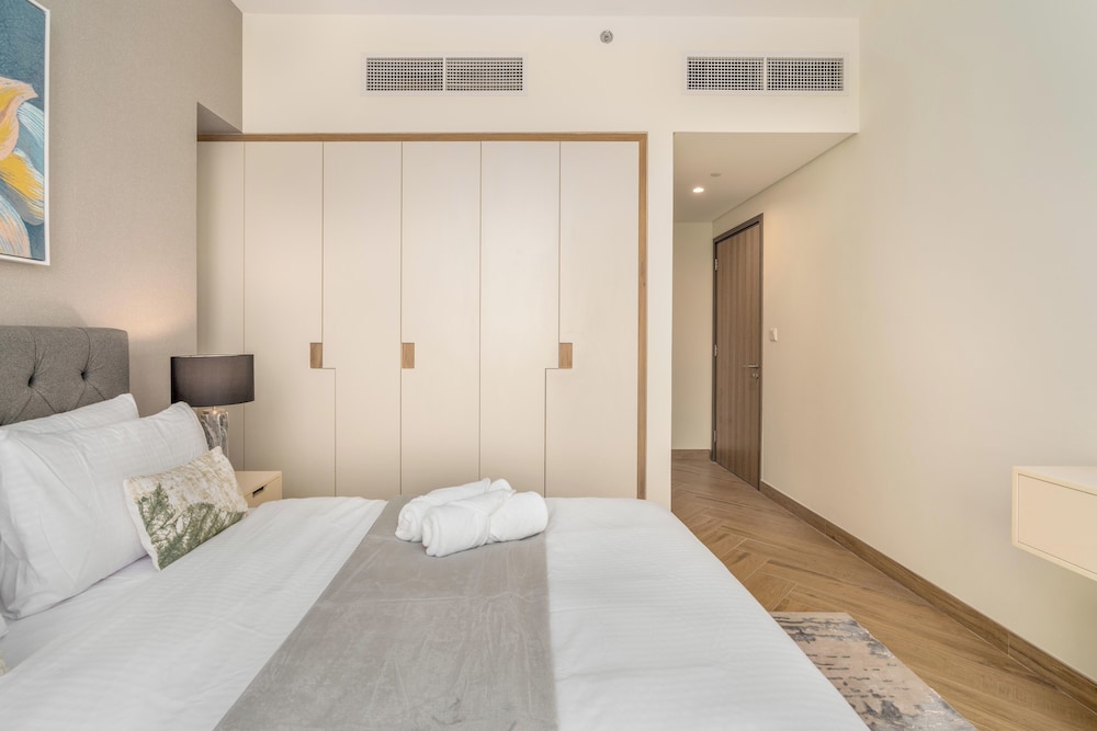 Whitesage - Super Spacious Apt with Dubai Garden Glow Views