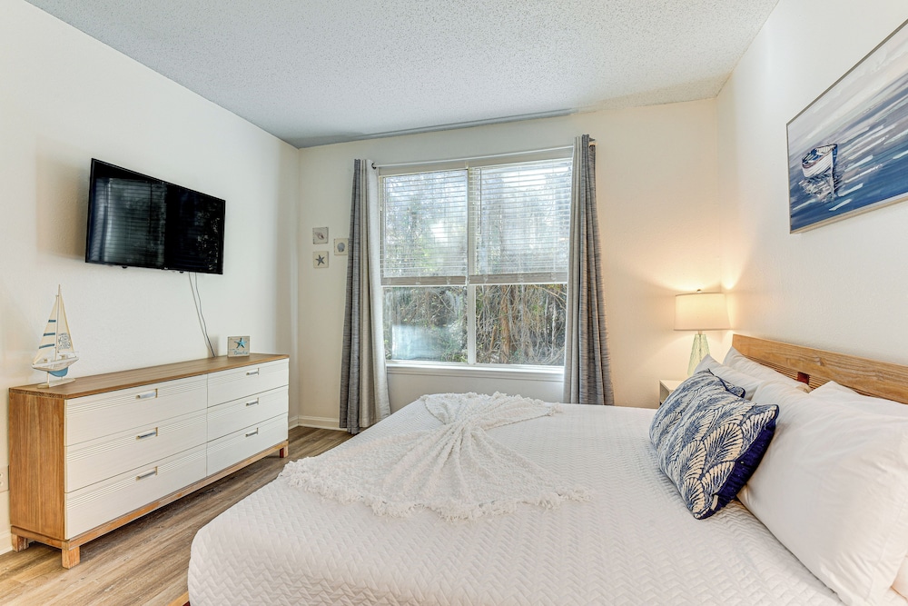 Community Outdoor Pool: Miramar Beach Condo!