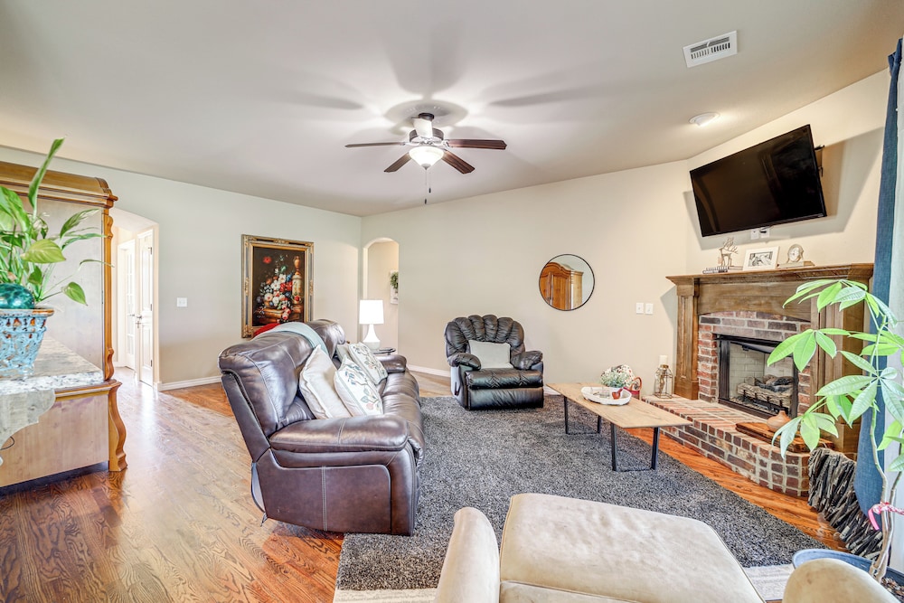 Tulsa Area Retreat w/ Trail Access + Private Patio