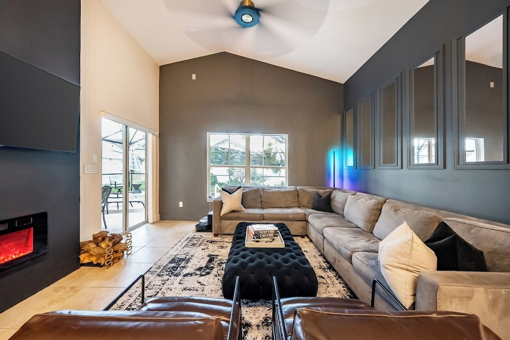 Cozy Queen BR + Pool Access Near Disney