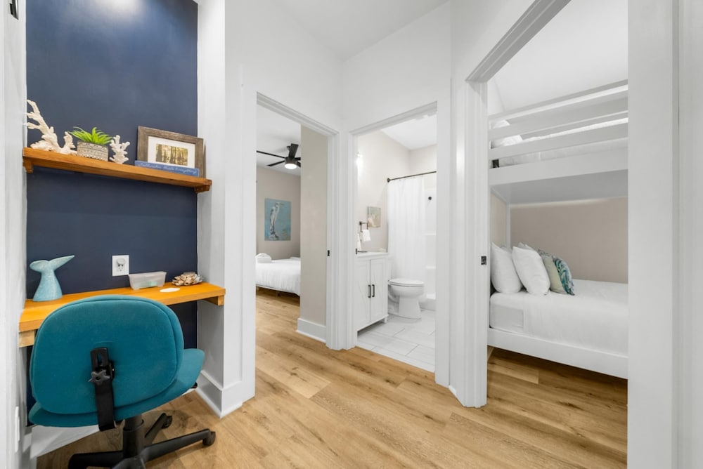 Beach House - 6th Street Retreat by PHG