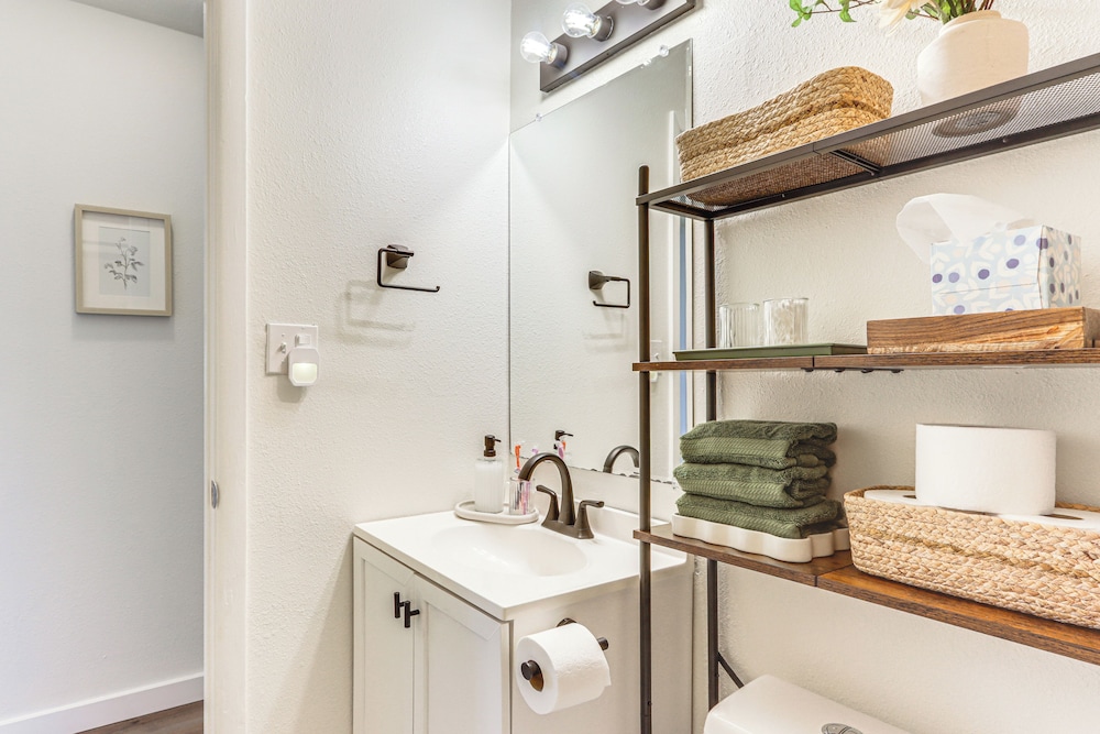 4 Mi to Dtwn: Dog-friendly Fayetteville Home