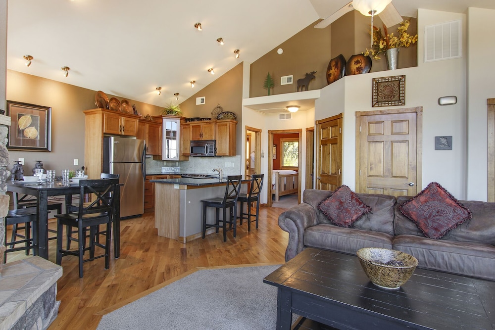 The Twin Owls 21a 2 Bedroom Condo by RedAwning - Property Image 30