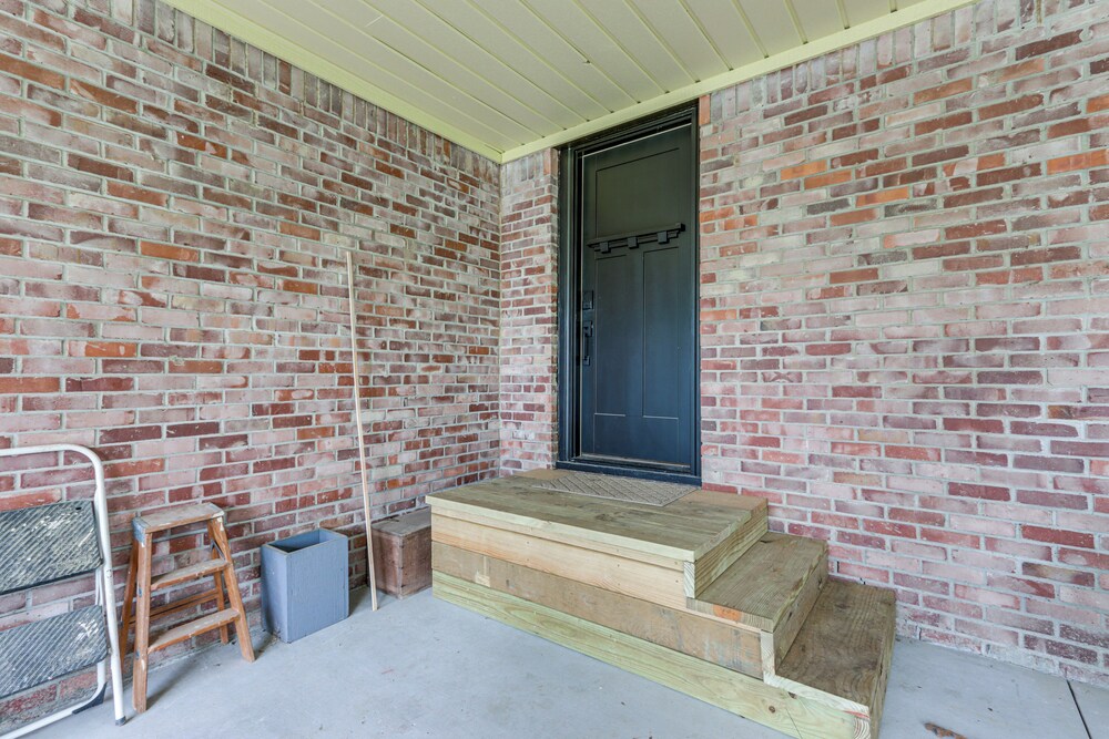 1 Mi to University of Arkansas: Home w/ Large Yard