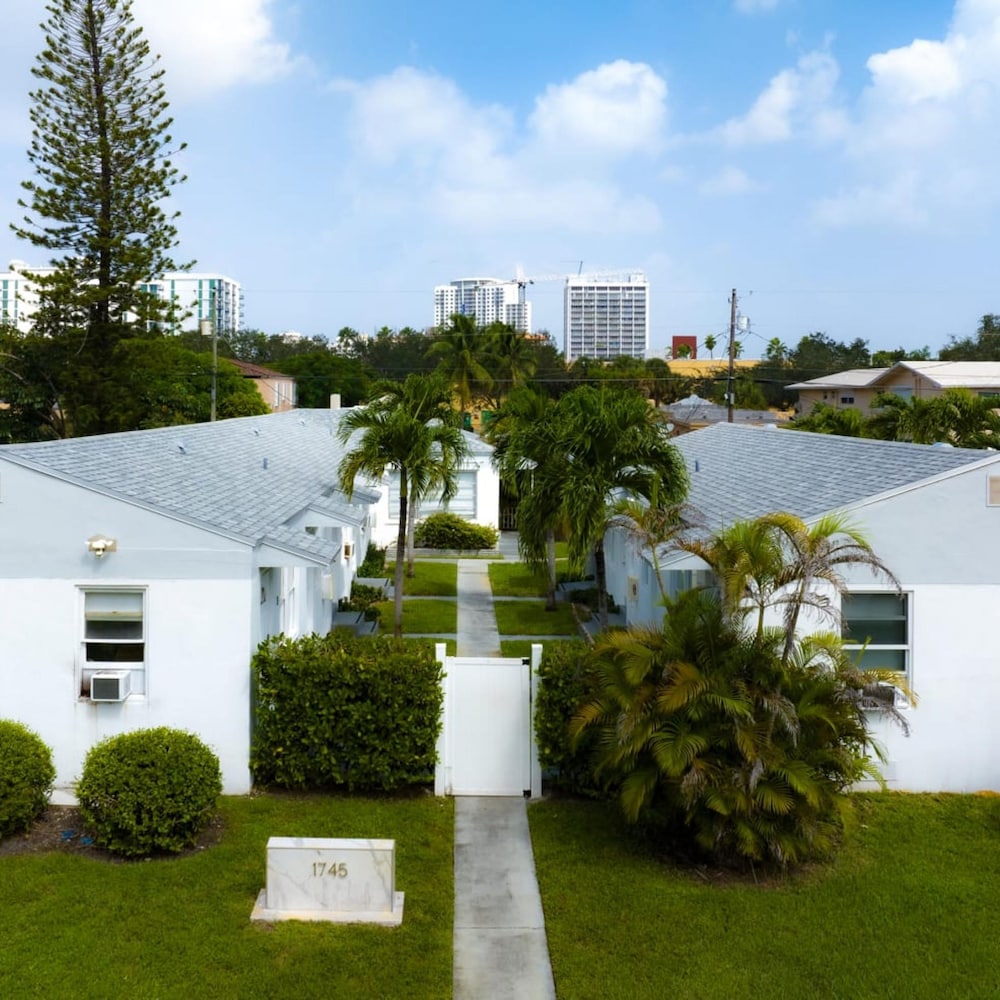 Charming Sunset Cove In Hollywood FL Free Parking