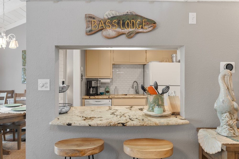 Lakeside Condo Retreat in Horseshoe Bay