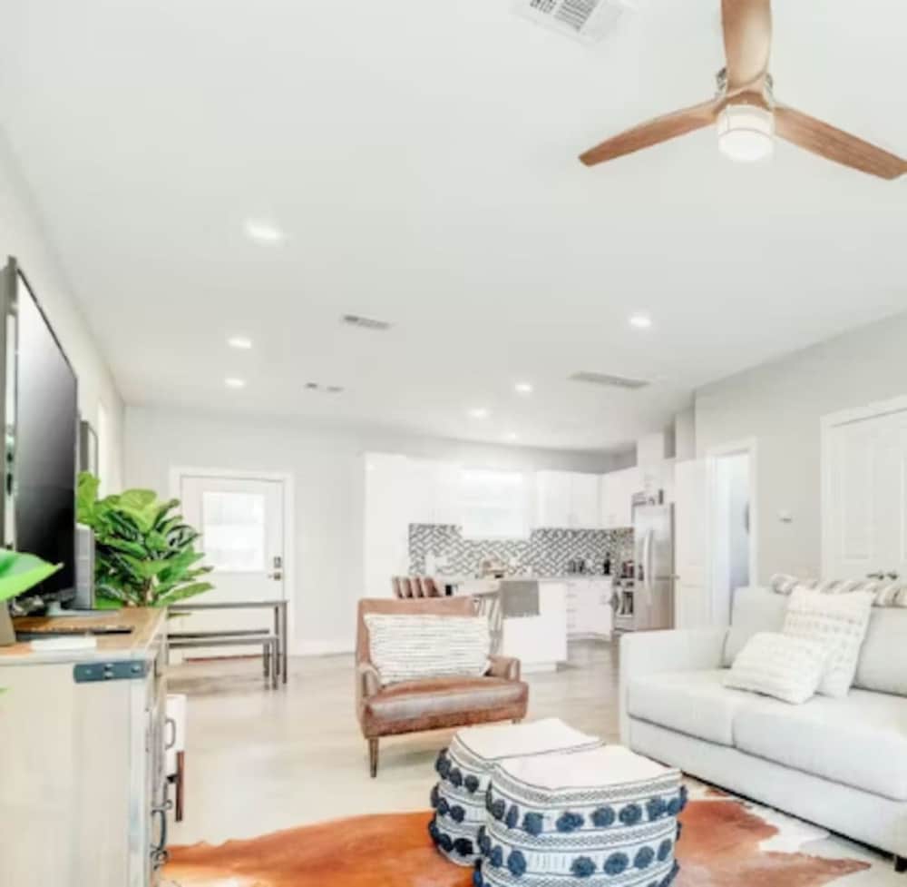 Stylish 3BR Townhome Near Downtown The Heights