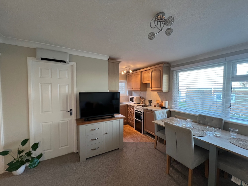 Beach Chalet - 2 Bedrooms - 4 Guests - Parking