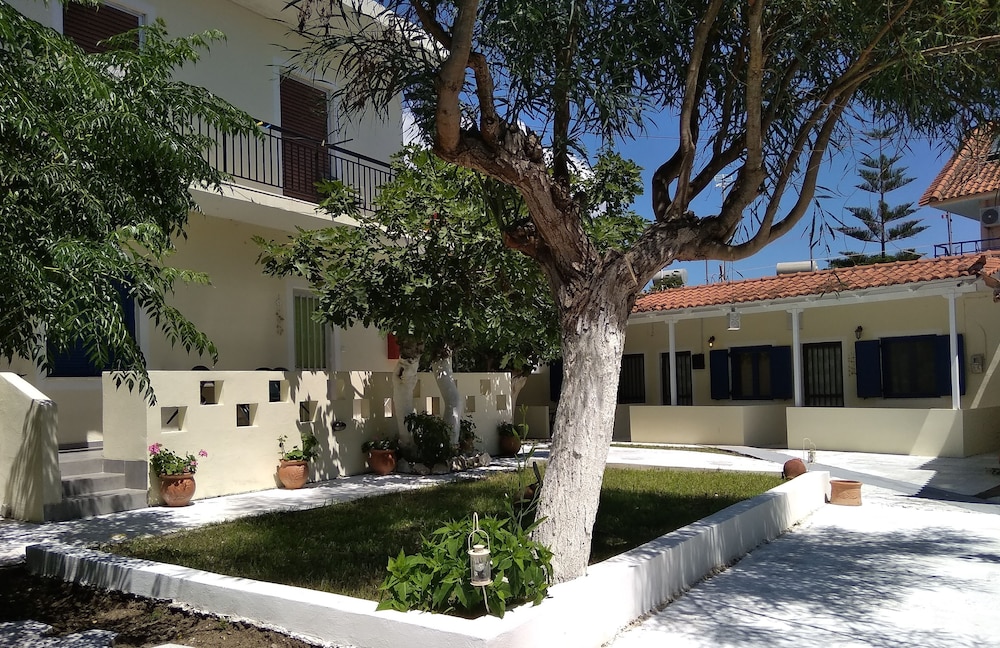Sarantakis Apartments