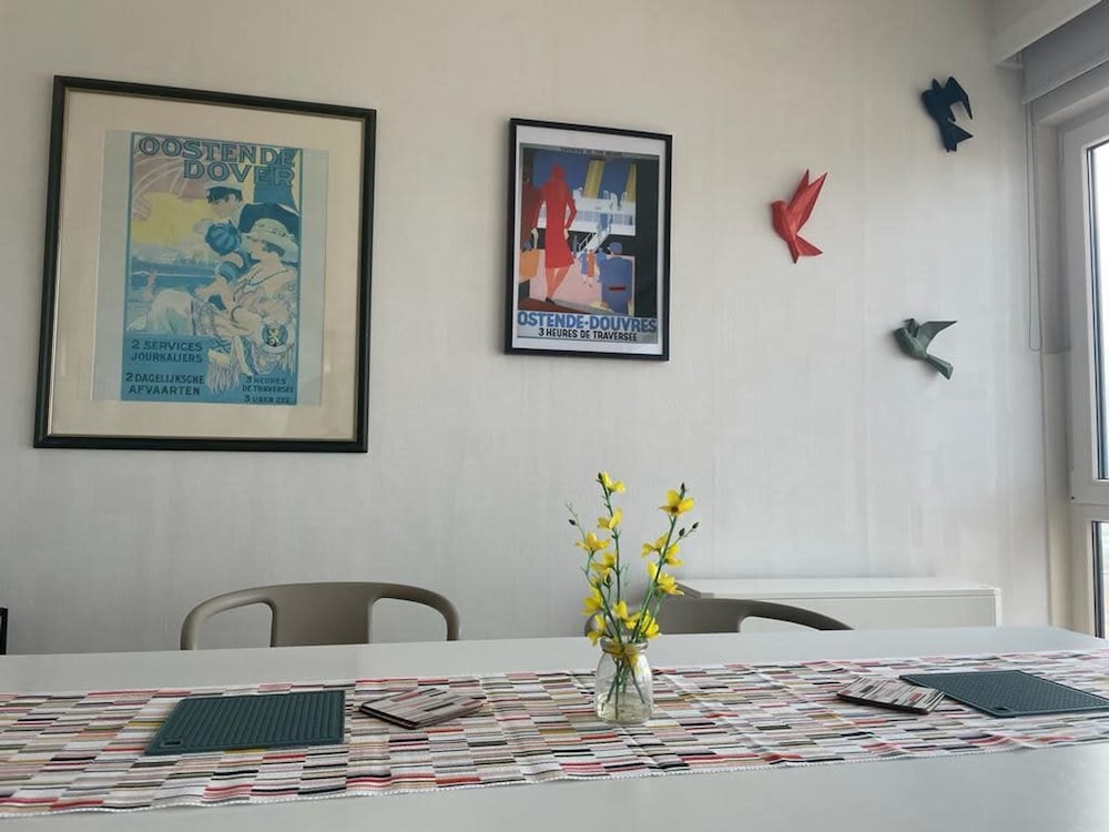 Seaview Apartment on the Beach - Free Parking