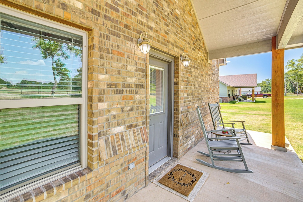 1 Mi to Lake Texoma: Expansive Outdoorsy Escape!