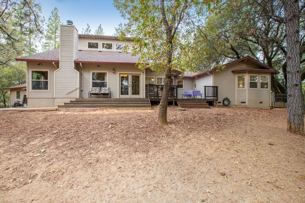 Mountain Retreat with Hot Tub Pool Table - Just over 1 hour to Squaw Valley Resort! by RedAwning - Property Image 19
