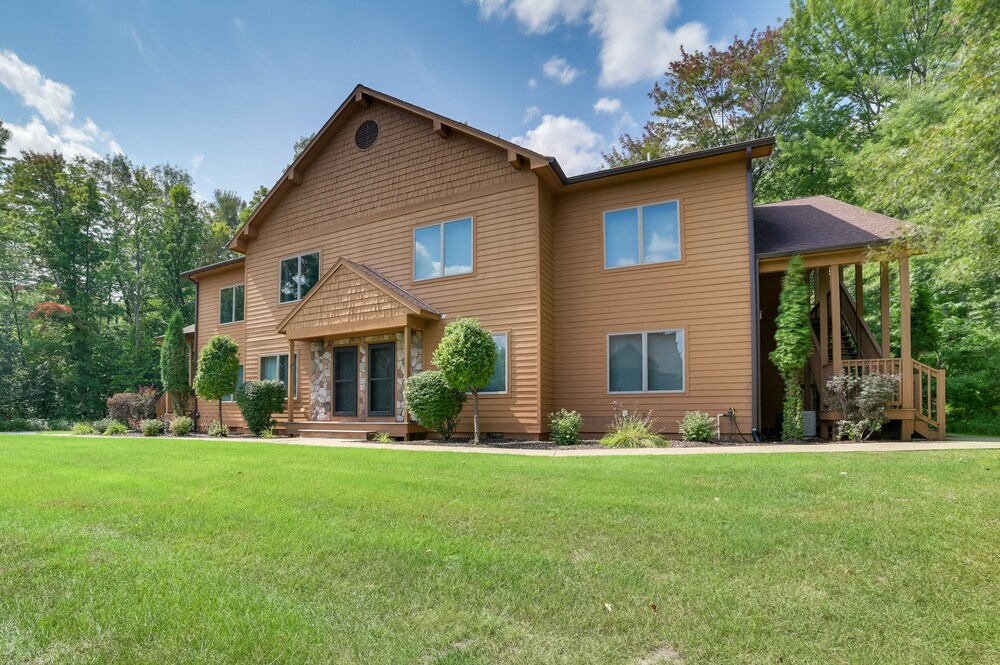 Modern Bellaire Condo: Pool Access, Near Skiing! view 3