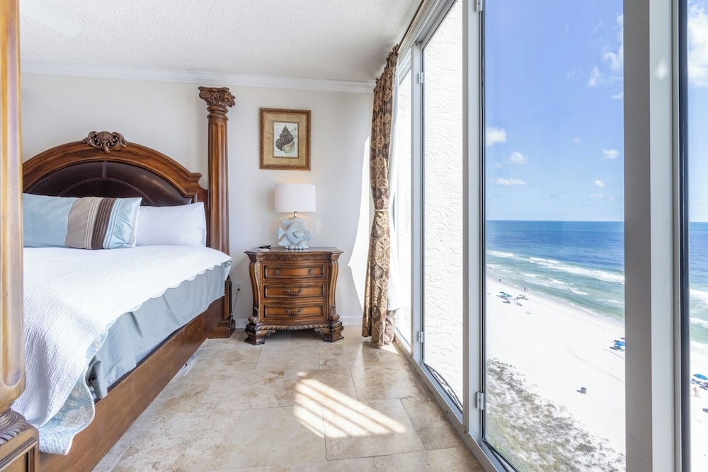 3BR Gulf-front Luxury w/ Pool Bar & Spa Baths