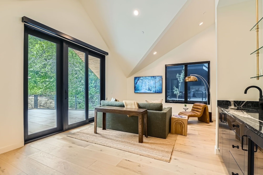 Park City Perfection On Lowell! 1063 4 Bedroom Home